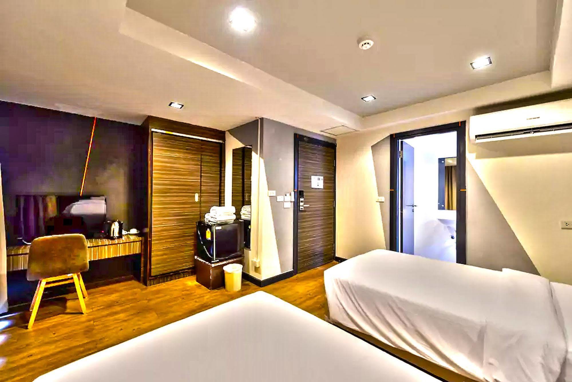 H2 Hotel Bangkok Buitenkant foto